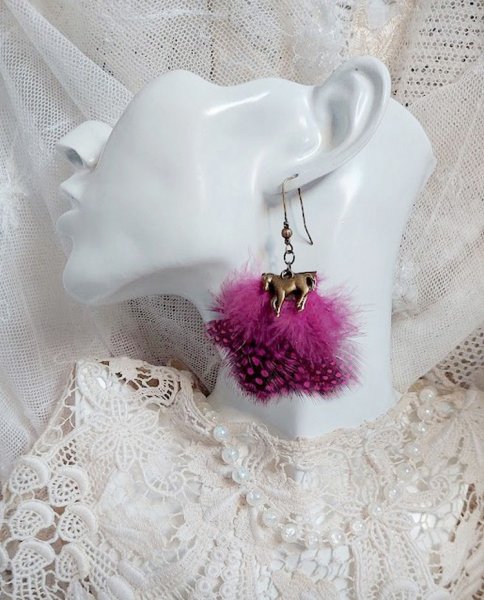 BO Danse avec les Plumes mont&eacute;es avec plumes de pintade, breloques cheval et clous d&rsquo;oreilles laiton