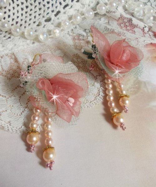 BO Douceur Poudr&eacute;e kreiert mit Organzaband, T&uuml;ll , Swarovski-Kristallen, b&ouml;hmischen Glasperlen und Rocailles