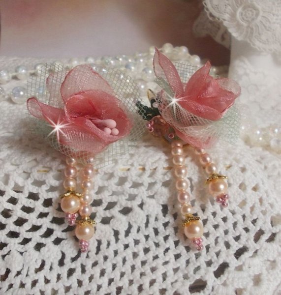 BO Douceur Poudr&eacute;e kreiert mit Organzaband, T&uuml;ll , Swarovski-Kristallen, b&ouml;hmischen Glasperlen und Rocailles