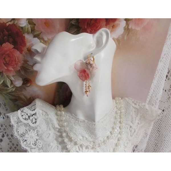 BO Douceur Poudr&eacute;e kreiert mit Organzaband, T&uuml;ll , Swarovski-Kristallen, b&ouml;hmischen Glasperlen und Rocailles