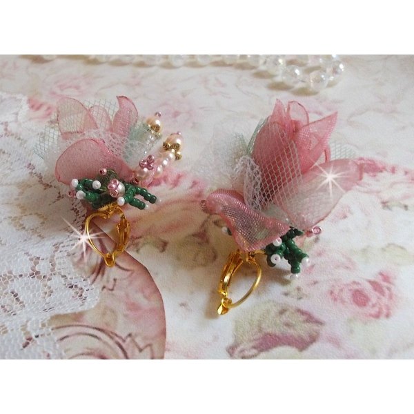 BO Douceur Poudr&eacute;e kreiert mit Organzaband, T&uuml;ll , Swarovski-Kristallen, b&ouml;hmischen Glasperlen und Rocailles