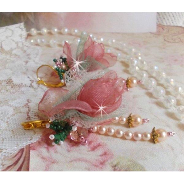 BO Douceur Poudr&eacute;e kreiert mit Organzaband, T&uuml;ll , Swarovski-Kristallen, b&ouml;hmischen Glasperlen und Rocailles