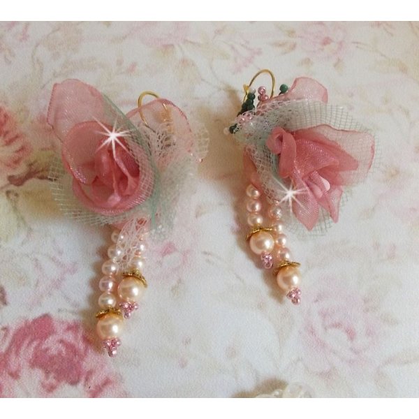 BO Douceur Poudr&eacute;e kreiert mit Organzaband, T&uuml;ll , Swarovski-Kristallen, b&ouml;hmischen Glasperlen und Rocailles