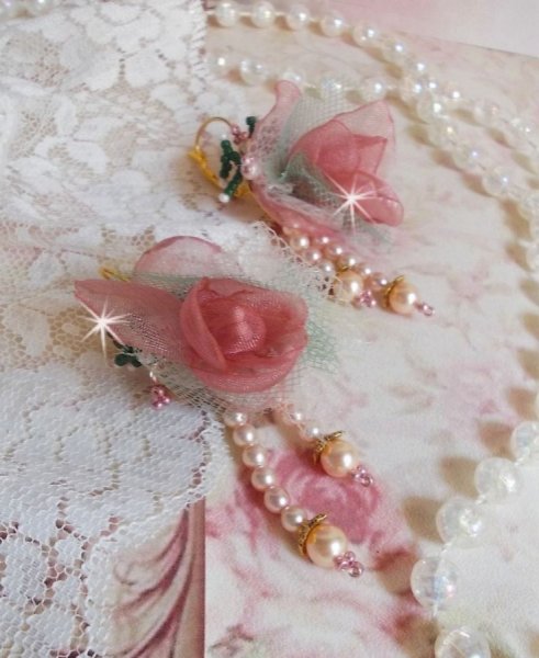 BO Douceur Poudr&eacute;e kreiert mit Organzaband, T&uuml;ll , Swarovski-Kristallen, b&ouml;hmischen Glasperlen und Rocailles