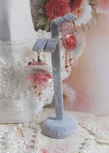 BO Douceur Poudr&eacute;e kreiert mit Organzaband, T&uuml;ll , Swarovski-Kristallen, b&ouml;hmischen Glasperlen und Rocailles