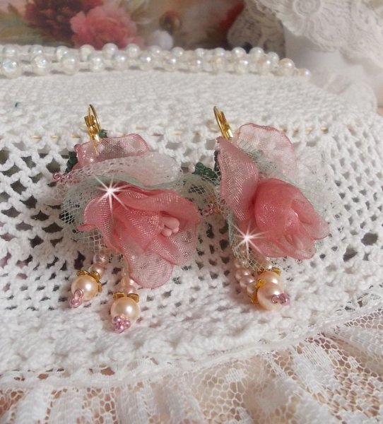 BO Douceur Poudr&eacute;e kreiert mit Organzaband, T&uuml;ll , Swarovski-Kristallen, b&ouml;hmischen Glasperlen und Rocailles