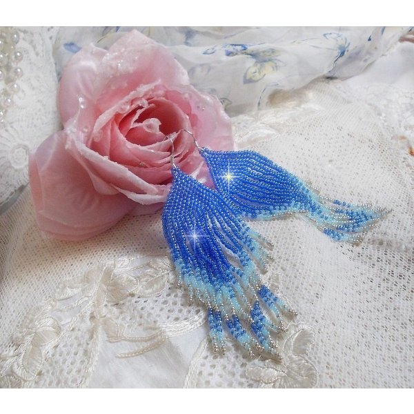 BO Doux R&ecirc;ves Bleut&eacute;s kreiert mit hochwertigen Rocailles in den Farben Saphirblau, Himmelblau und Silber mit Ohrhaken aus Silber 925/1000