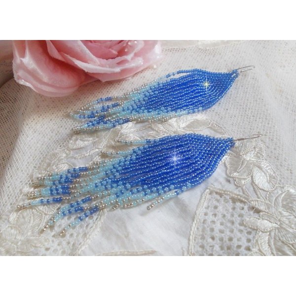 BO Doux R&ecirc;ves Bleut&eacute;s kreiert mit hochwertigen Rocailles in den Farben Saphirblau, Himmelblau und Silber mit Ohrhaken aus Silber 925/1000