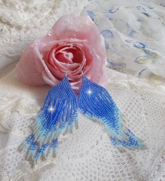 BO Doux R&ecirc;ves Bleut&eacute;s kreiert mit hochwertigen Rocailles in den Farben Saphirblau, Himmelblau und Silber mit Ohrhaken aus Silber 925/1000