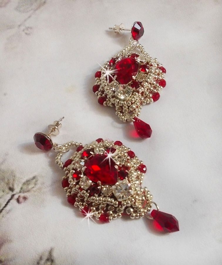 BO Drigon Red bestickt mit siamfarbenen Cabochons aus Swarovski-Kristall, Chatons, silbernen Rocailles und Ohrsteckern mit Schmetterlingen in Silber 925/1000