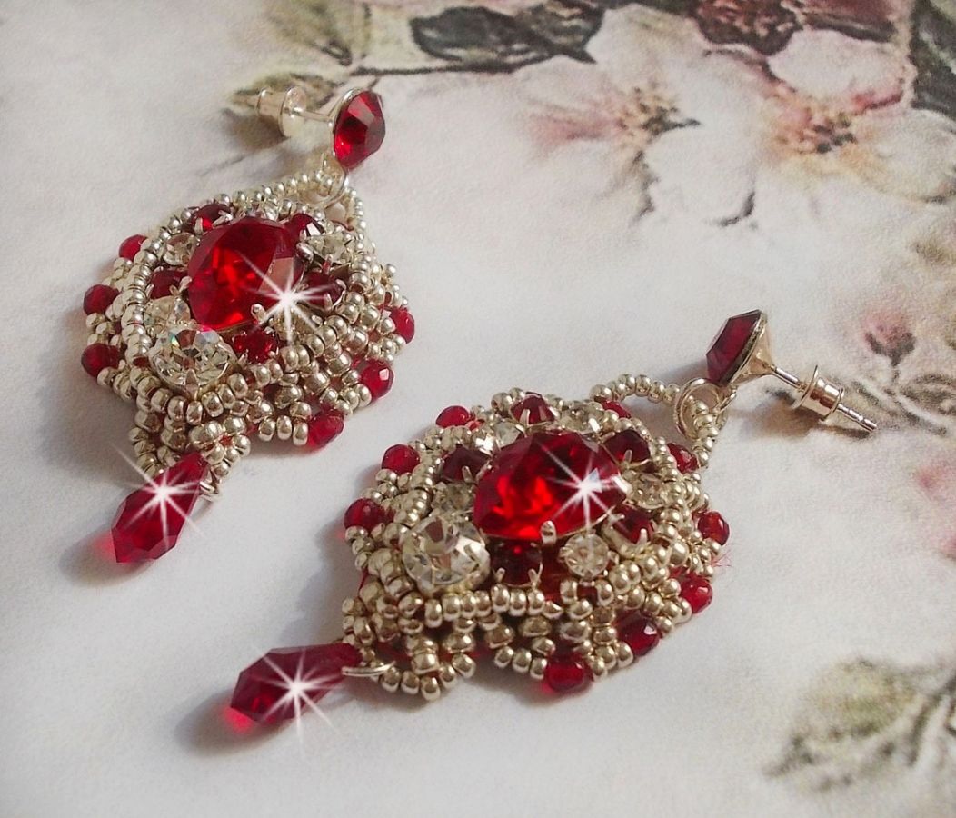 BO Drigon Red bestickt mit siamfarbenen Cabochons aus Swarovski-Kristall, Chatons, silbernen Rocailles und Ohrsteckern mit Schmetterlingen in Silber 925/1000