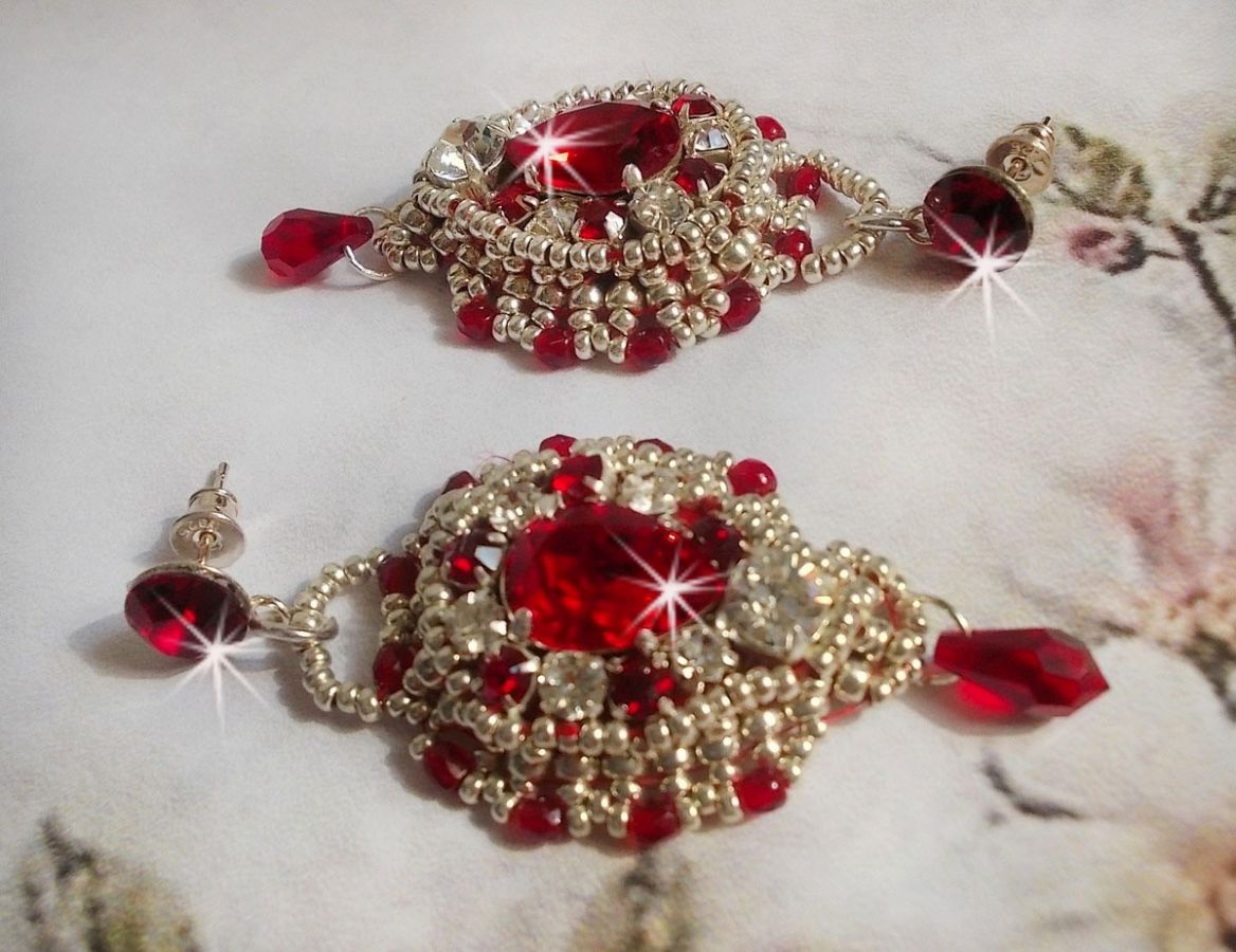 BO Drigon Red bestickt mit siamfarbenen Cabochons aus Swarovski-Kristall, Chatons, silbernen Rocailles und Ohrsteckern mit Schmetterlingen in Silber 925/1000