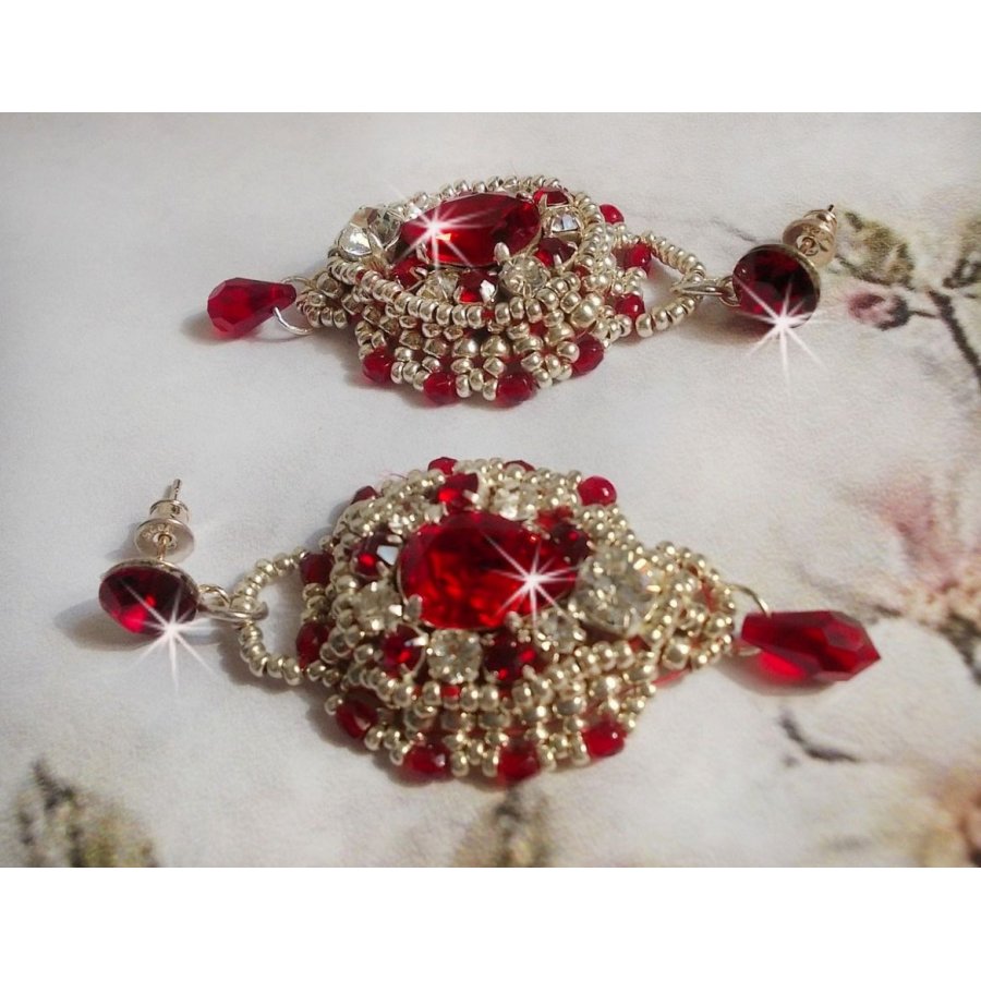 BO Drigon Red bestickt mit siamfarbenen Cabochons aus Swarovski-Kristall, Chatons, silbernen Rocailles und Ohrsteckern mit Schmetterlingen in Silber 925/1000