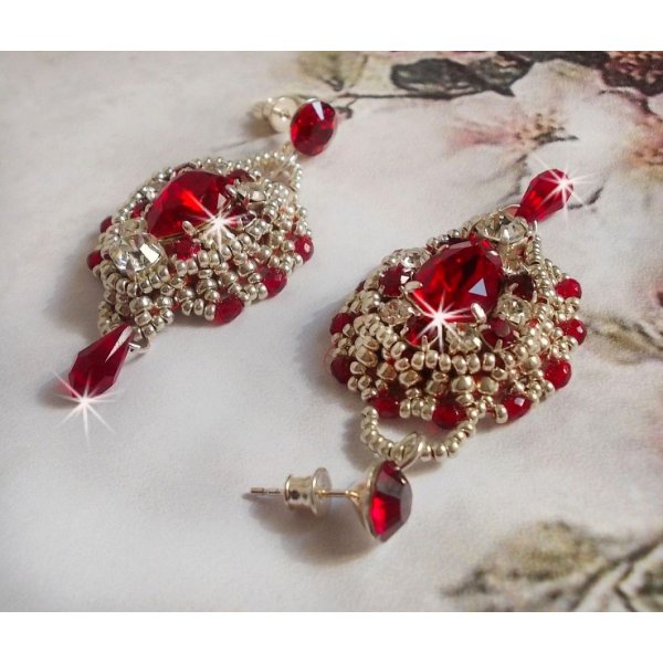 BO Drigon Red bestickt mit siamfarbenen Cabochons aus Swarovski-Kristall, Chatons, silbernen Rocailles und Ohrsteckern mit Schmetterlingen in Silber 925/1000