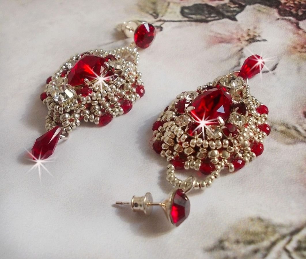 BO Drigon Red bestickt mit siamfarbenen Cabochons aus Swarovski-Kristall, Chatons, silbernen Rocailles und Ohrsteckern mit Schmetterlingen in Silber 925/1000