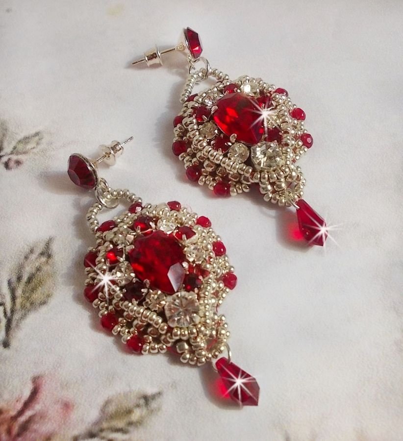 BO Drigon Red bestickt mit siamfarbenen Cabochons aus Swarovski-Kristall, Chatons, silbernen Rocailles und Ohrsteckern mit Schmetterlingen in Silber 925/1000