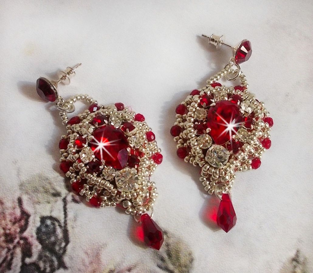 BO Drigon Red bestickt mit siamfarbenen Cabochons aus Swarovski-Kristall, Chatons, silbernen Rocailles und Ohrsteckern mit Schmetterlingen in Silber 925/1000