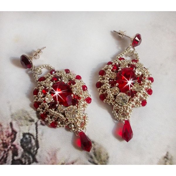 BO Drigon Red bestickt mit siamfarbenen Cabochons aus Swarovski-Kristall, Chatons, silbernen Rocailles und Ohrsteckern mit Schmetterlingen in Silber 925/1000