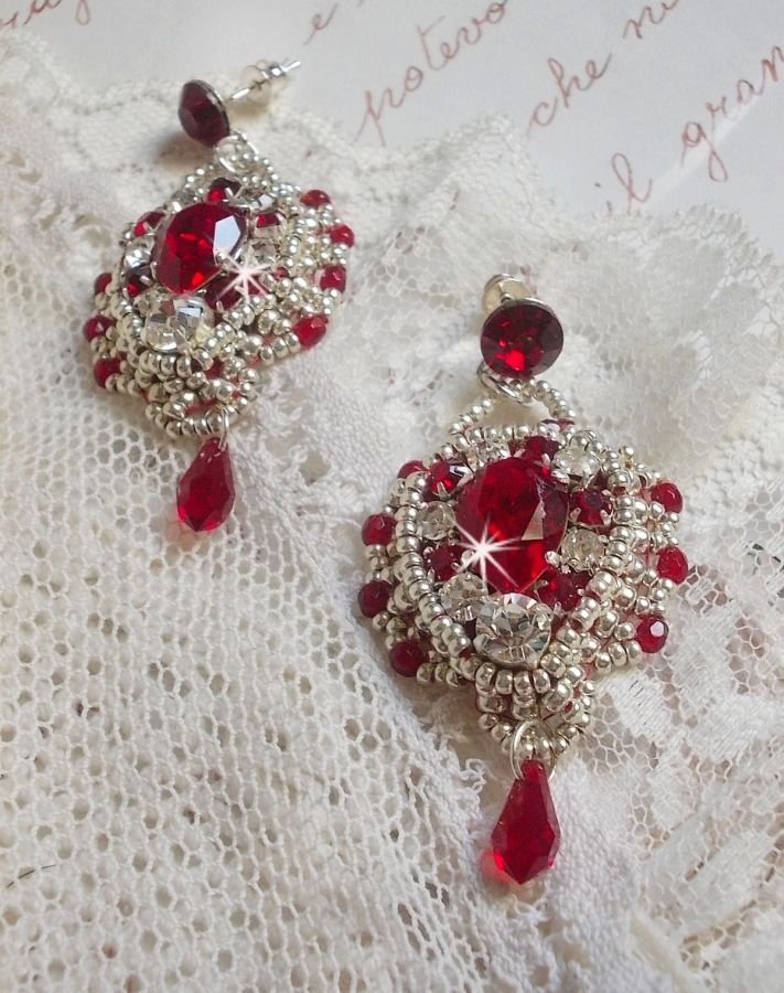 BO Drigon Red bestickt mit siamfarbenen Cabochons aus Swarovski-Kristall, Chatons, silbernen Rocailles und Ohrsteckern mit Schmetterlingen in Silber 925/1000