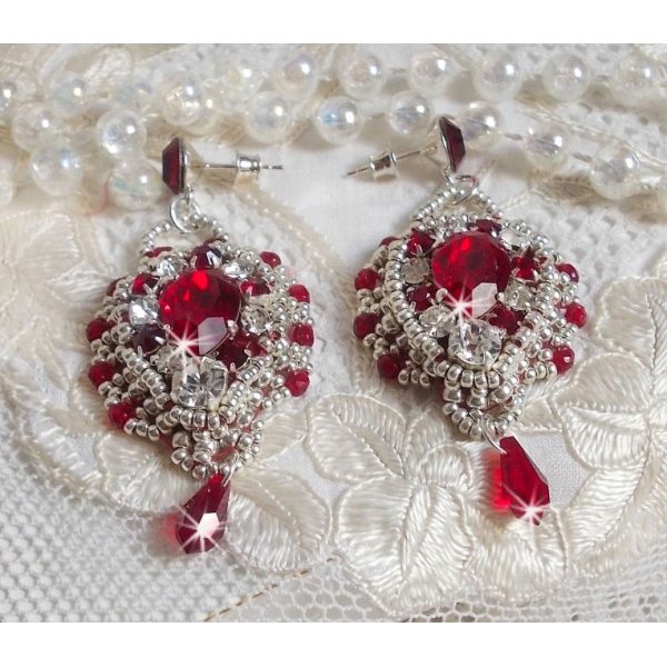 BO Drigon Red bestickt mit siamfarbenen Cabochons aus Swarovski-Kristall, Chatons, silbernen Rocailles und Ohrsteckern mit Schmetterlingen in Silber 925/1000