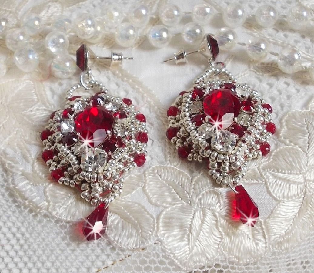 BO Drigon Red bestickt mit siamfarbenen Cabochons aus Swarovski-Kristall, Chatons, silbernen Rocailles und Ohrsteckern mit Schmetterlingen in Silber 925/1000