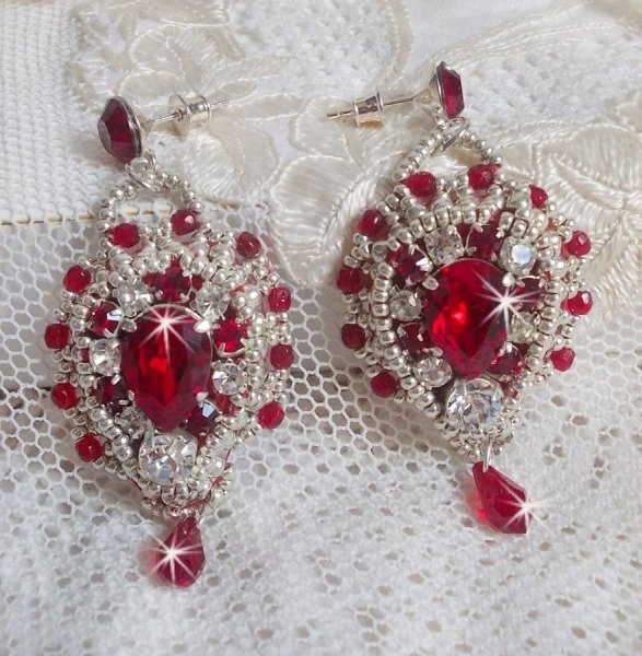 BO Drigon Red bestickt mit siamfarbenen Cabochons aus Swarovski-Kristall, Chatons, silbernen Rocailles und Ohrsteckern mit Schmetterlingen in Silber 925/1000