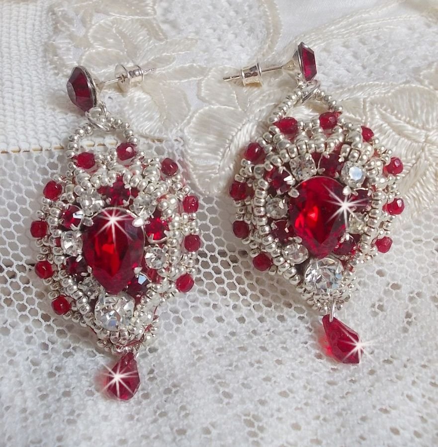 BO Drigon Red bestickt mit siamfarbenen Cabochons aus Swarovski-Kristall, Chatons, silbernen Rocailles und Ohrsteckern mit Schmetterlingen in Silber 925/1000