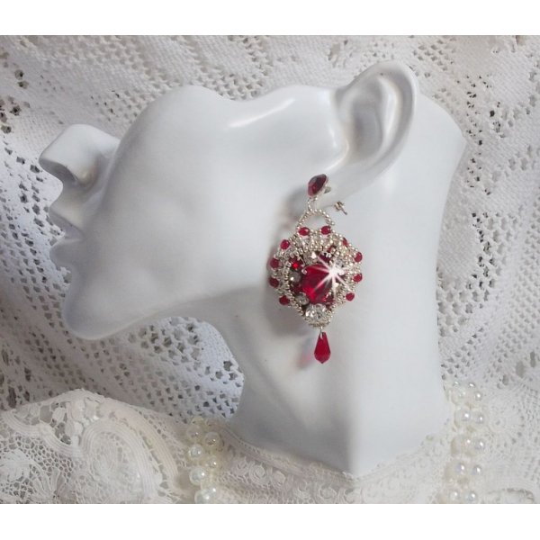 BO Drigon Red bestickt mit siamfarbenen Cabochons aus Swarovski-Kristall, Chatons, silbernen Rocailles und Ohrsteckern mit Schmetterlingen in Silber 925/1000