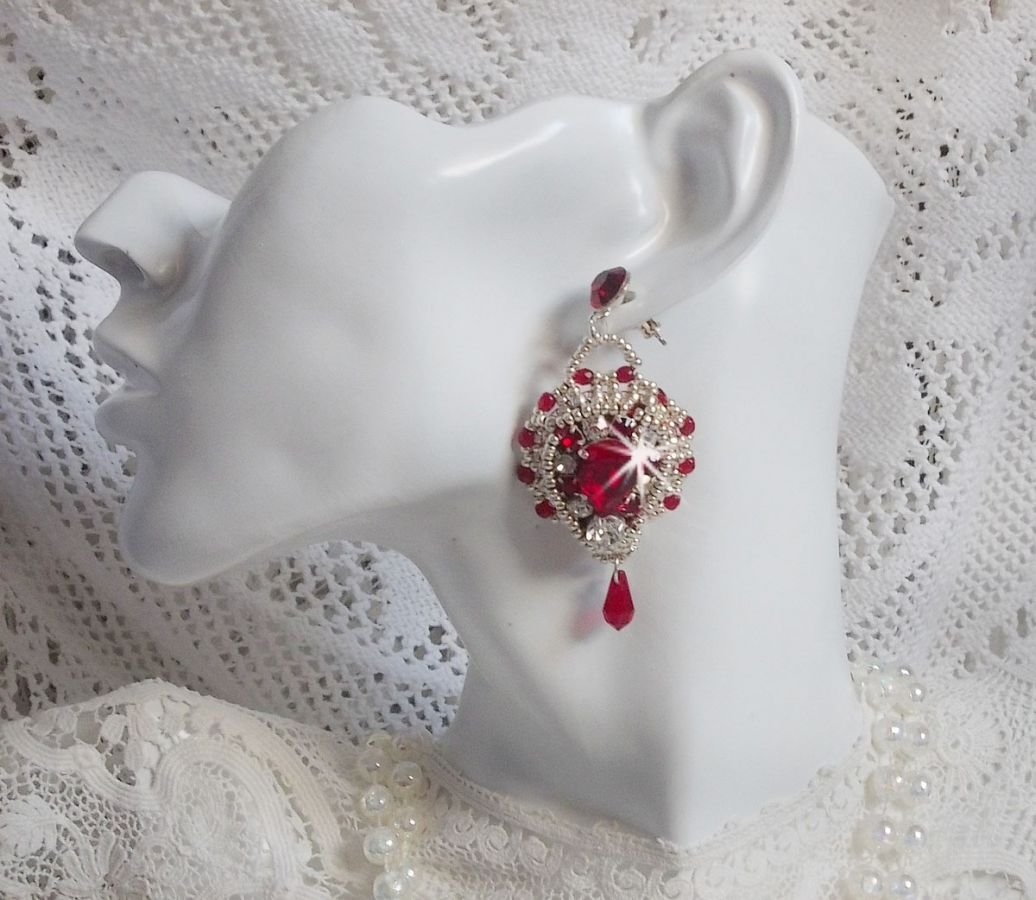 BO Drigon Red bestickt mit siamfarbenen Cabochons aus Swarovski-Kristall, Chatons, silbernen Rocailles und Ohrsteckern mit Schmetterlingen in Silber 925/1000