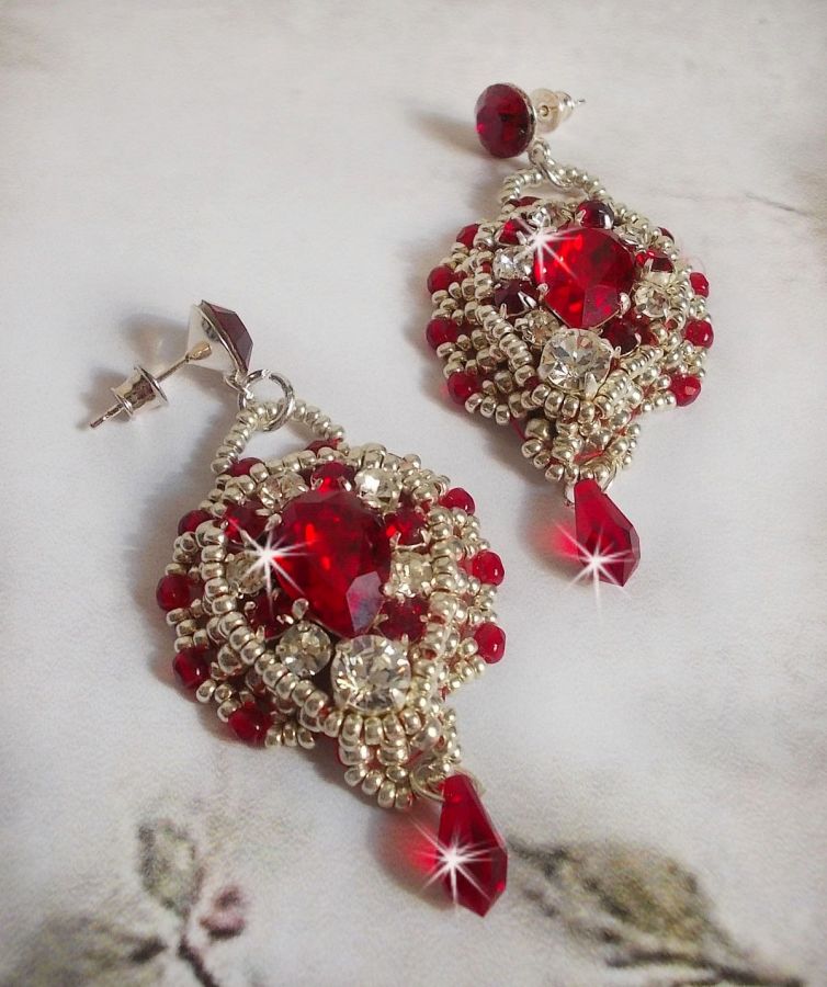 BO Drigon Red bestickt mit siamfarbenen Cabochons aus Swarovski-Kristall, Chatons, silbernen Rocailles und Ohrsteckern mit Schmetterlingen in Silber 925/1000