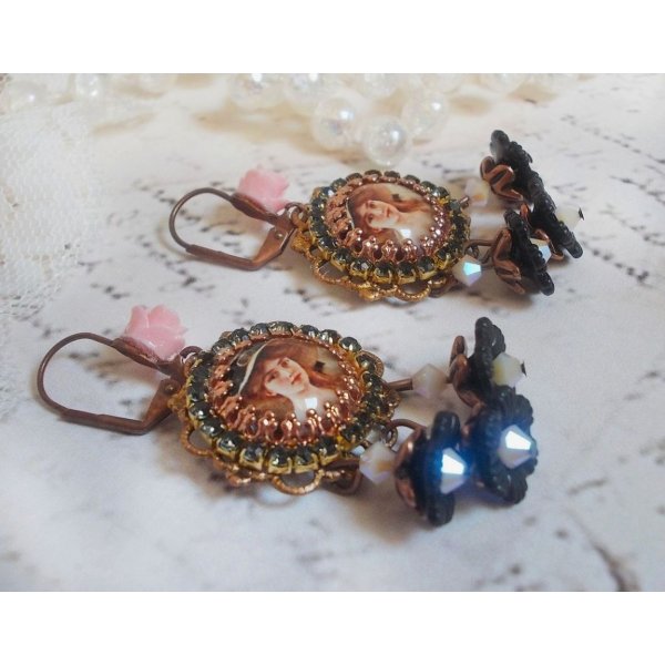 BO Elegant Black Hat kreiert mit Lupen-Cabochons, Harzperlen, Kristallen, Frosted Flowers und verschiedenen Accessoires.