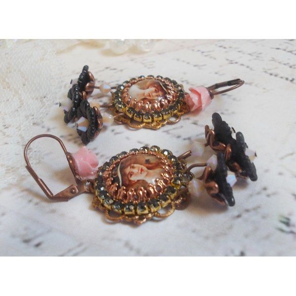 BO Elegant Black Hat kreiert mit Lupen-Cabochons, Harzperlen, Kristallen, Frosted Flowers und verschiedenen Accessoires.