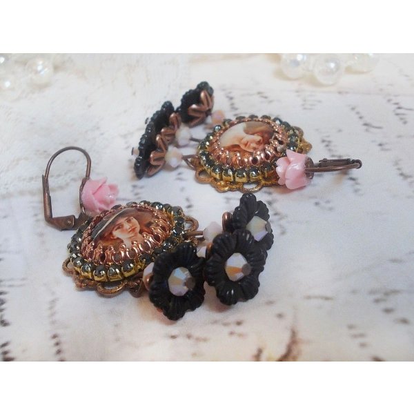 BO Elegant Black Hat kreiert mit Lupen-Cabochons, Harzperlen, Kristallen, Frosted Flowers und verschiedenen Accessoires.