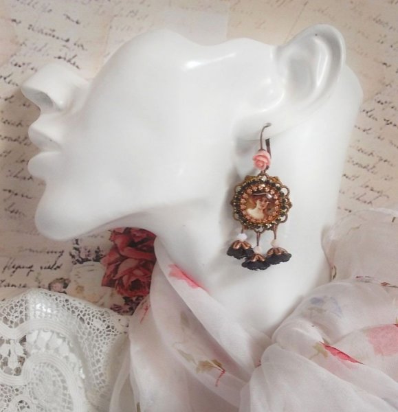 BO Elegant Black Hat kreiert mit Lupen-Cabochons, Harzperlen, Kristallen, Frosted Flowers und verschiedenen Accessoires.