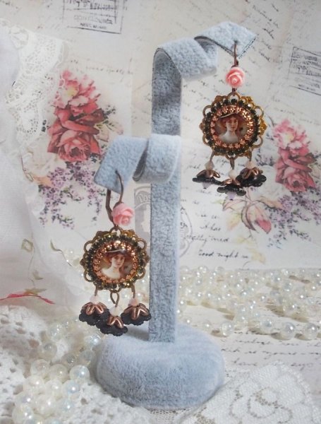 BO Elegant Black Hat kreiert mit Lupen-Cabochons, Harzperlen, Kristallen, Frosted Flowers und verschiedenen Accessoires.