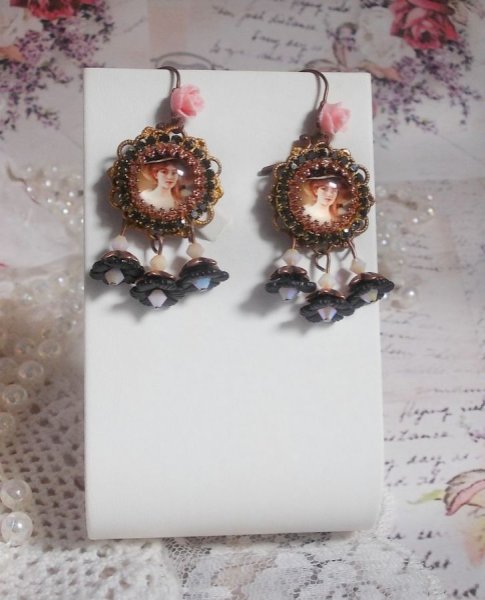 BO Elegant Black Hat kreiert mit Lupen-Cabochons, Harzperlen, Kristallen, Frosted Flowers und verschiedenen Accessoires.