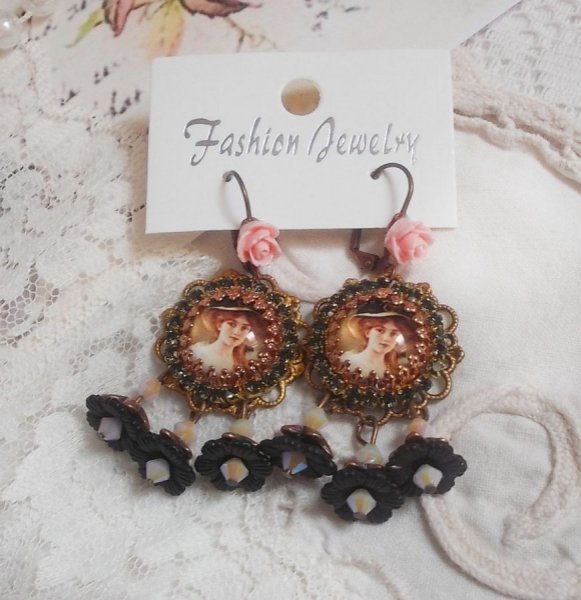 BO Elegant Black Hat kreiert mit Lupen-Cabochons, Harzperlen, Kristallen, Frosted Flowers und verschiedenen Accessoires.