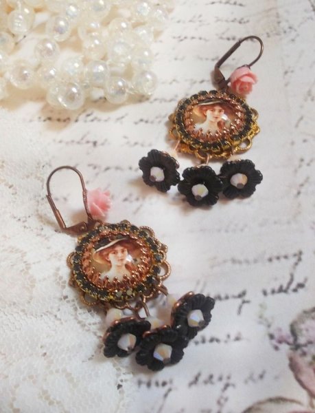 BO Elegant Black Hat kreiert mit Lupen-Cabochons, Harzperlen, Kristallen, Frosted Flowers und verschiedenen Accessoires.