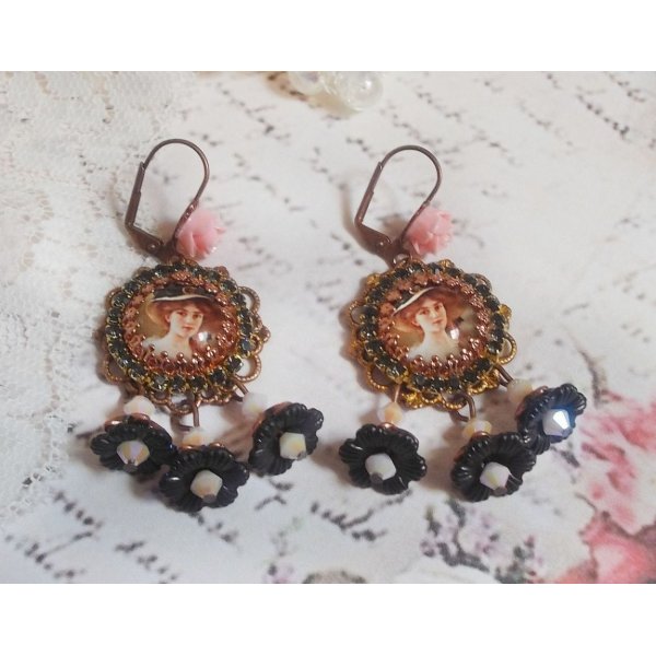 BO Elegant Black Hat kreiert mit Lupen-Cabochons, Harzperlen, Kristallen, Frosted Flowers und verschiedenen Accessoires.