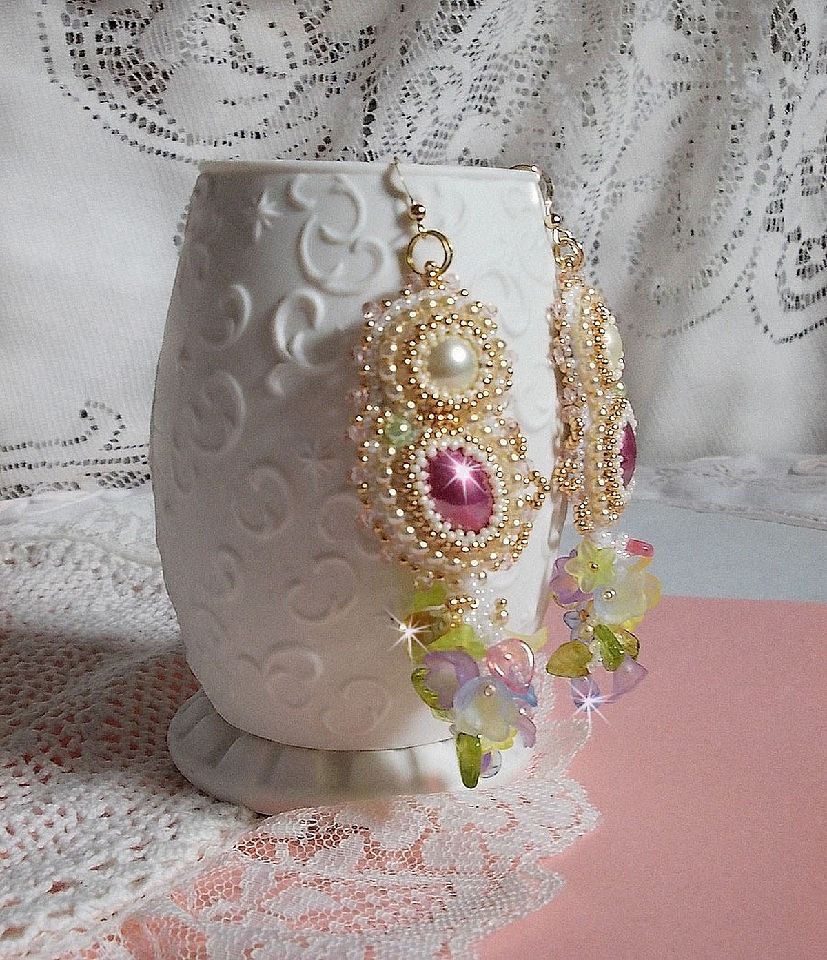 BO Envol&eacute;e Fleurie bestickt mit Luzitblumen, Harzcabochons,abgeflachten runden Perlen, Rocailles und Ohrhaken in 14 Karat Gold Filled