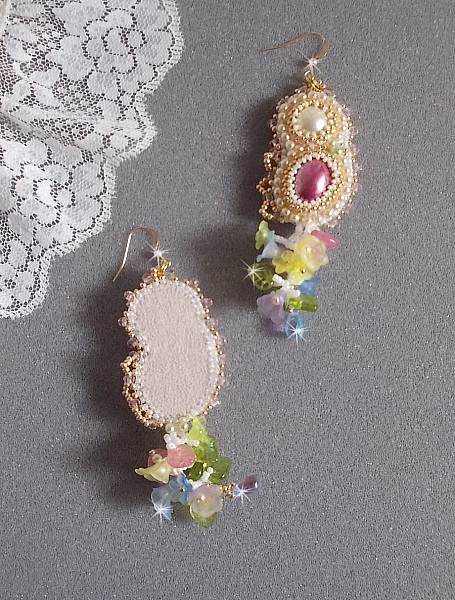 BO Envol&eacute;e Fleurie bestickt mit Luzitblumen, Harzcabochons,abgeflachten runden Perlen, Rocailles und Ohrhaken in 14 Karat Gold Filled