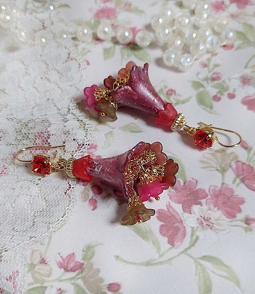 BO Esp&eacute;rance d&rsquo;un Jour avec des fleurs r&eacute;sine et synth&eacute;tique, cha&icirc;ne plaqu&eacute;e or, perles cristal Swarovski.