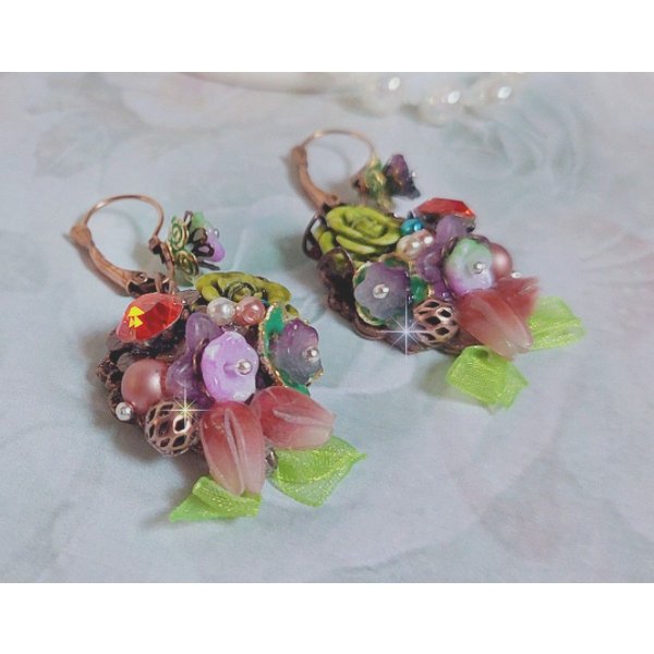 BO Fantasia de Fleurs kreiert mit Kristallen, runden Perlmuttperlen, Perlen, Gl&ouml;ckchen aus Harz, Glas und Organzaband Anis