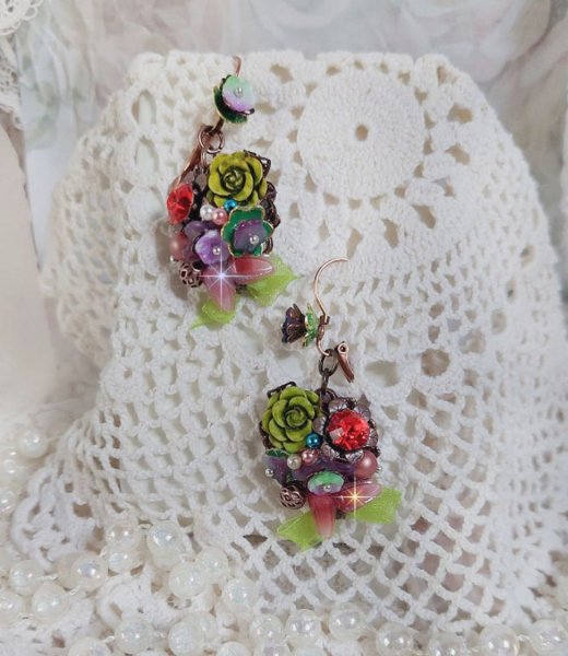 BO Fantasia de Fleurs kreiert mit Kristallen, runden Perlmuttperlen, Perlen, Gl&ouml;ckchen aus Harz, Glas und Organzaband Anis