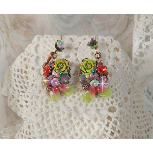 BO Fantasia de Fleurs kreiert mit Kristallen, runden Perlmuttperlen, Perlen, Gl&ouml;ckchen aus Harz, Glas und Organzaband Anis