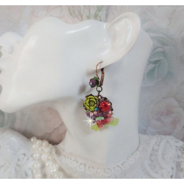 BO Fantasia de Fleurs kreiert mit Kristallen, runden Perlmuttperlen, Perlen, Gl&ouml;ckchen aus Harz, Glas und Organzaband Anis