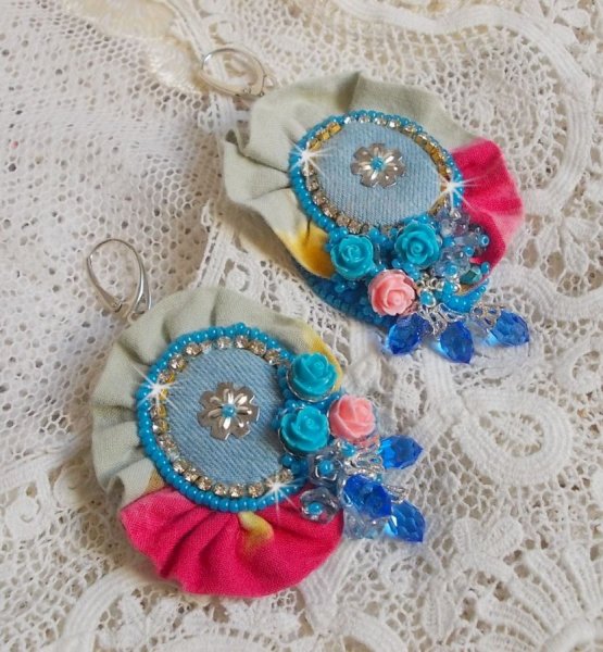 BO Far West bestickt mit gesprenkeltem Jeansstoff, Rosen aus Harz, Swarovski-Kristallen, verschiedenen Perlen, Rocailles und Dormeuses aus Silber 925/1000 andere Perlen