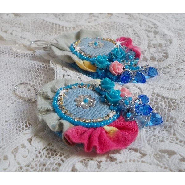 BO Far West bestickt mit gesprenkeltem Jeansstoff, Rosen aus Harz, Swarovski-Kristallen, verschiedenen Perlen, Rocailles und Dormeuses aus Silber 925/1000 andere Perlen