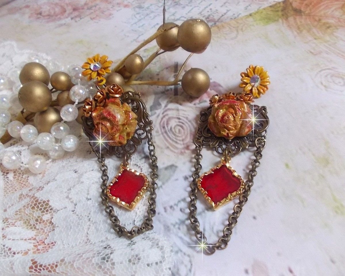 BO Feu de Lumière avec des cabochons roses de couleur Jaune et rouge en porcelaine, cristaux, montés sur estampes, feuilles en laiton, boucles marguerites émaillées et pendentifs vitrail Rouge