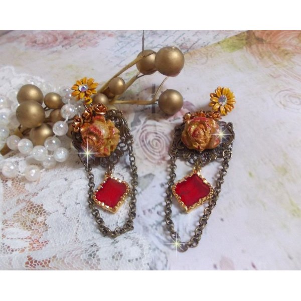BO Feu de Lumi&egrave;re avec des cabochons roses de couleur Jaune et rouge en porcelaine, cristaux, mont&eacute;s sur estampes, feuilles en laiton, boucles marguerites &eacute;maill&eacute;es et pendentifs vitrail Rouge